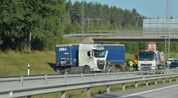 Lastbil i diket vid Malmslätt