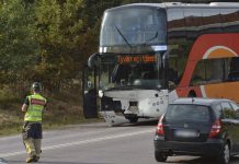 Två bilar och buss i krock på Haningeleden