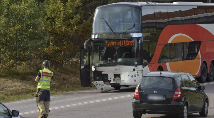 Två bilar och buss i krock på Haningeleden