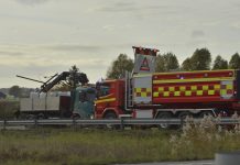 Lastbil med kran körde in i bro på E4