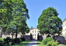 Då öppnar Löfstad slott