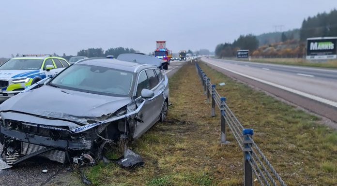 Bil i mitträcket på E4