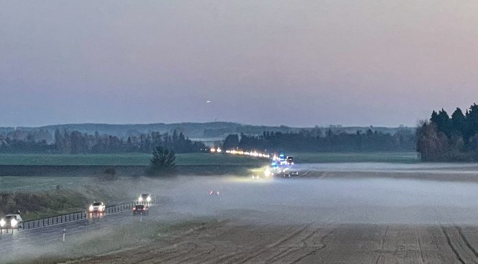 Brand i bil på riksväg 34 – långa köer