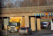 Lastbil fastnade under den olycksdrabbade Barhällsbron
