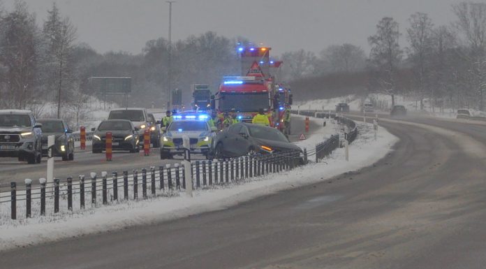 Bil i mitträcket på E4