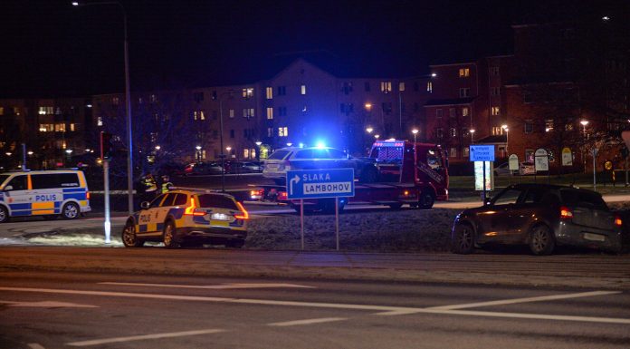 Polisbil i krock under utryckning