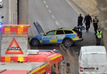 Polisbil i singelolycka i Tullrondellen