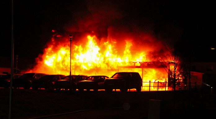 Flera bilar förstörda i våldsam brand