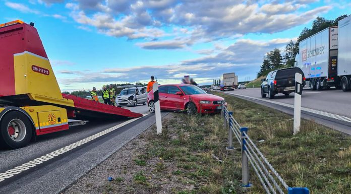 Fyra bilar i krock på E4