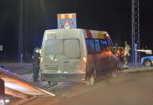 Taxibuss i krock vid brandstation
