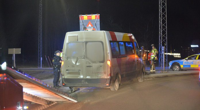 Taxibuss i krock vid brandstation