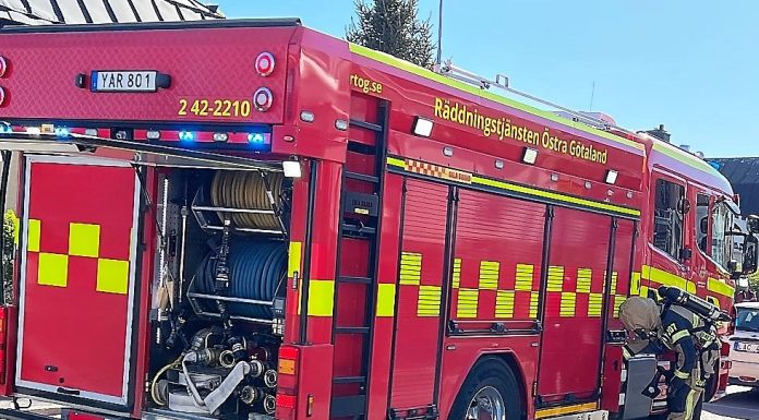 BLÅLJUS: Brand i flerfamiljshus och trafikolycka