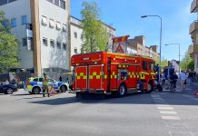Personbil körde på en person som fördes till sjukhus