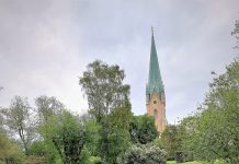 Kungaparet planterar träd vid jubileumsbesöket