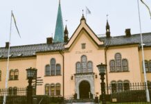 Hur hanterar kommunen allmänhetens insyn vid nedstängning av sammanträden?