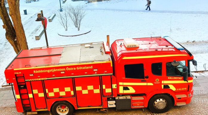 BLÅLJUS: Brand i husvagn och misshandel i flerfamiljshus