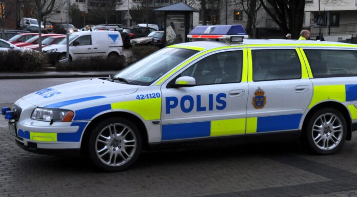 BLÅLJUS: Trafikolycka, rök och en smäll