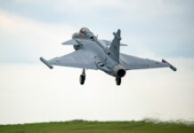 Första Gripen E tillverkad i Brasilien genomför sin första flygning