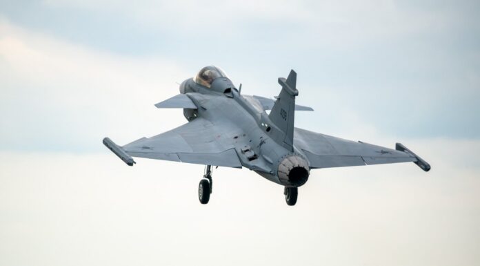 Första Gripen E tillverkad i Brasilien genomför sin första flygning