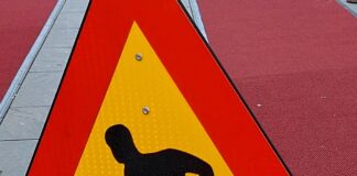 Asfaltläggning på Industrigatan i natt