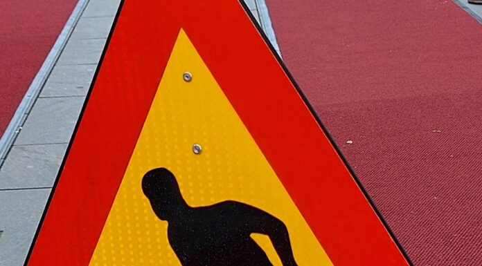 Asfaltläggning på Industrigatan i natt